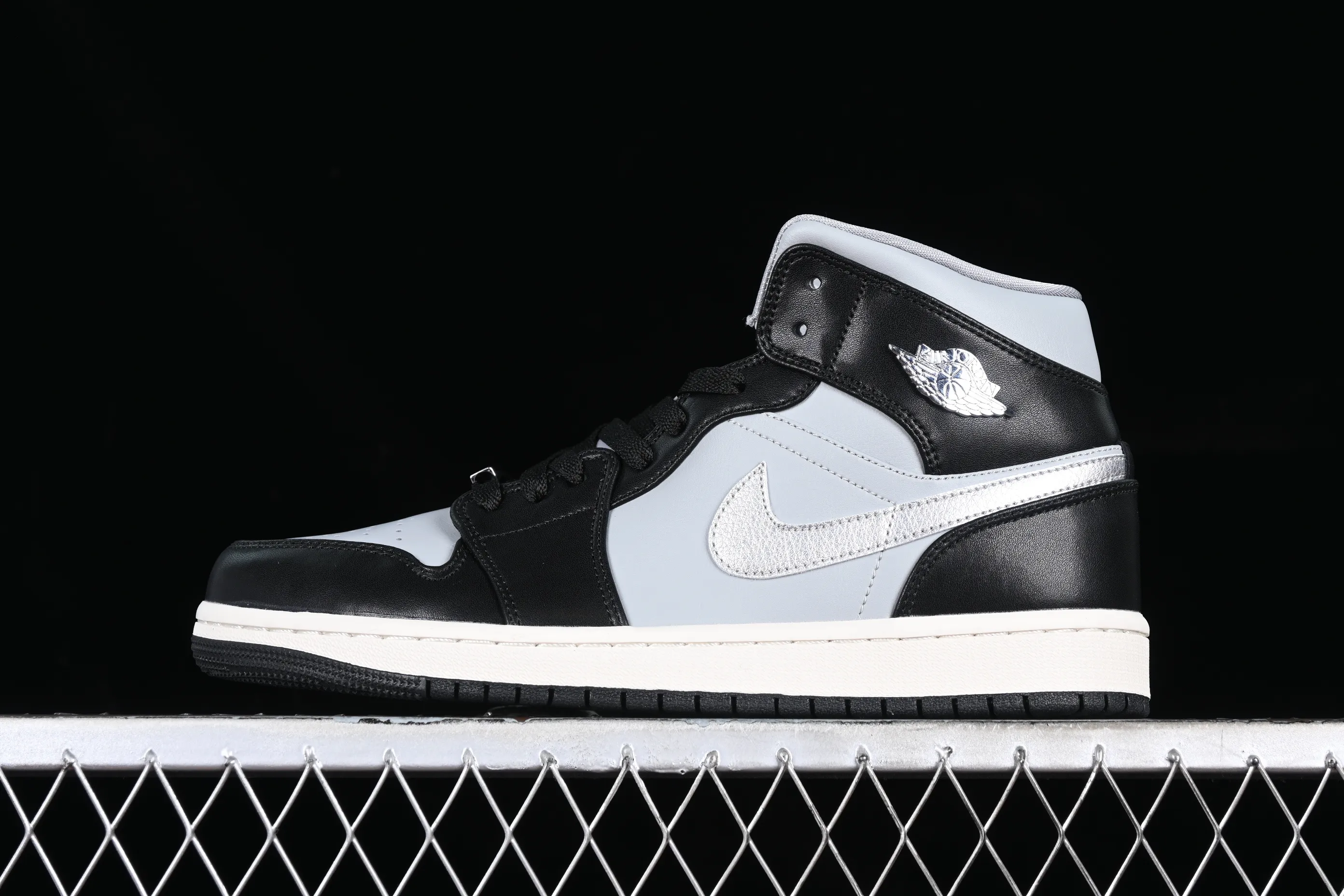 All categories Air Jordan Jordan series basketball shoes Air Jordan 1 Mid Air Jordan 1 Mid SE "Black Chrome" AJ1 Joe 1 Smoked Panda mid-top basketball shoes FB9892-002
